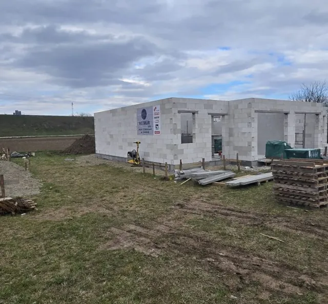 Ściany parteru z bloczków betonu komórkowego z otworami okiennymi i garażowymi