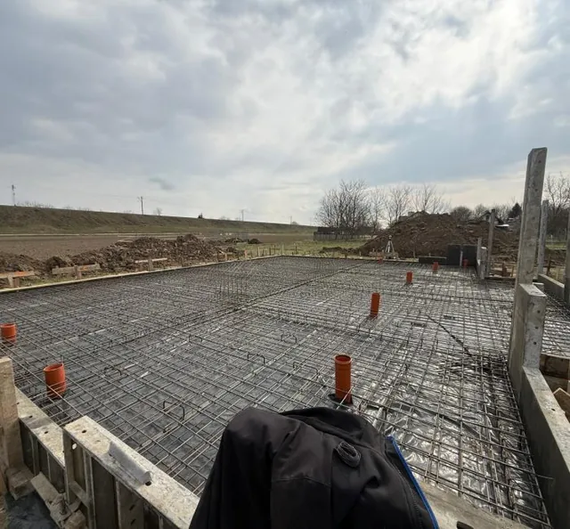 Zbrojenie płyty fundamentowej w szalunku z wyprowadzonymi przejściami instalacyjnymi