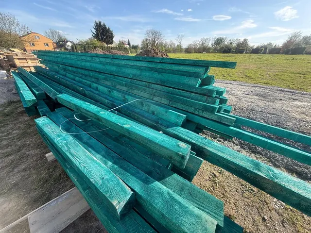 Drewno konstrukcyjne C24 zaimpregnowane ciśnieniowo, dostarczone na plac budowy pod więźbę dachową